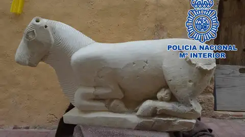 escultura íbera de un toro del siglo IV o V a.C intervenida por Policía Nacional escultura íbera de un toro del siglo IV o V a.C intervenida por Policía Nacional