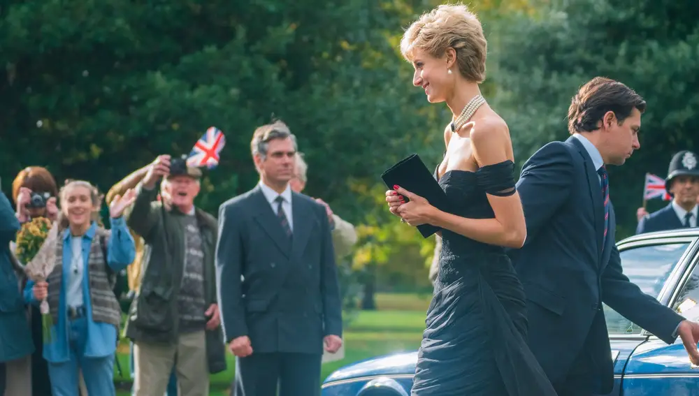 Diana de Gales (Elizabeth Debicki) con el 'vestido de la venganza' en 'The Crown'