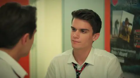 Doruk, muerto de celos, miente a Kaan: “Asiye es mi novia” Doruk y Kaan