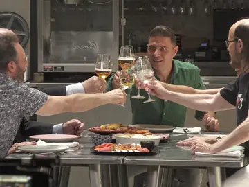 Tras las cámaras: Así se grabó el divertido programa de Antonio Resines con Joaquín: “Quiero proponer un brindis por este tío” Tras las cámaras: Así se grabó el divertido programa de Antonio Resines con Joaquín: “Quiero proponer un brindis por este tío”