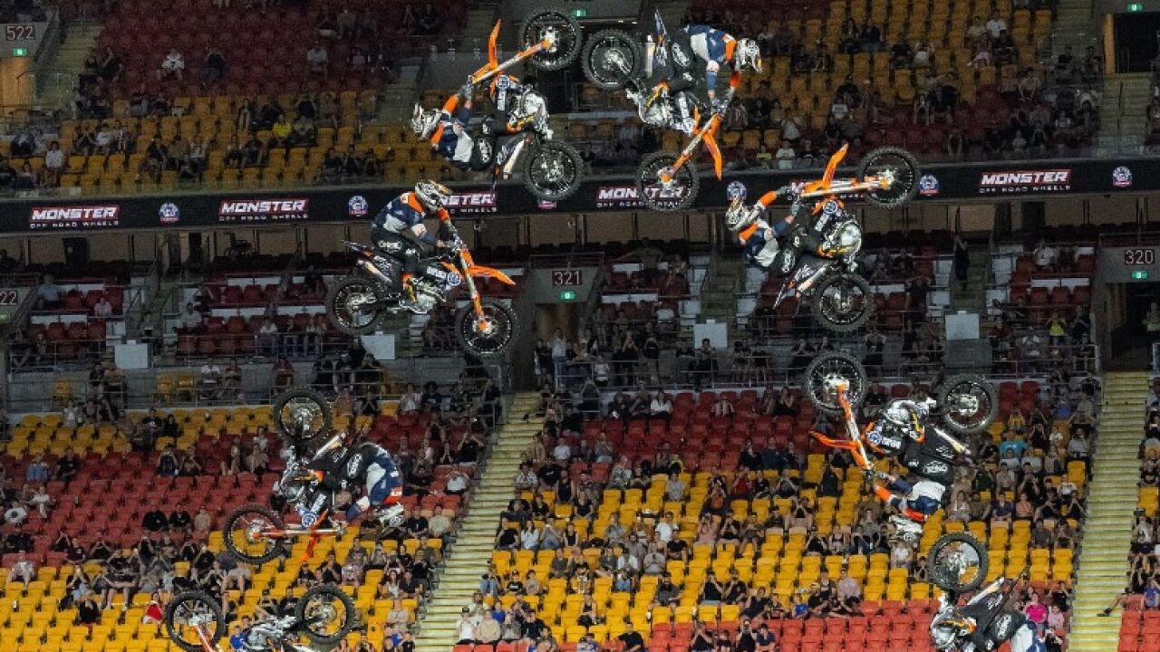 Jayo Archer plancha el primer triple backflip en moto con público