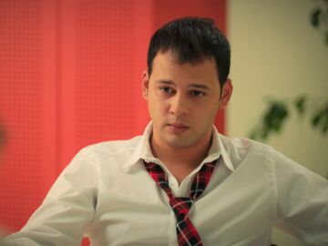 Oğulcan le dice a Harika que lo sabe todo: "Puedes confiar en m&iacute;"