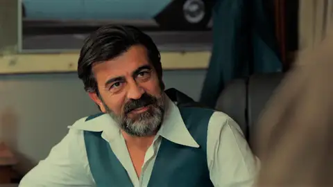 Vahap y Abdülkadir celebran tener a Fikret en sus manos… ¡Van a terminar con él! Vahap y Abdülkadir celebran tener a Fikret en sus manos… ¡Van a terminar con él!