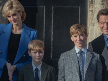 Lady Di, el príncipe Carlos, Harry y Guillermo en 'The Crown'