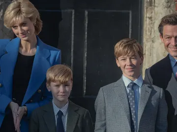 Lady Di, el príncipe Carlos, Harry y Guillermo en 'The Crown' Lady Di, el príncipe Carlos, Harry y Guillermo en 'The Crown'