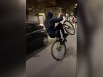 Un pandillero haciendo un caballito con la bici