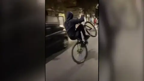 Un pandillero haciendo un caballito con la bici Un pandillero haciendo un caballito con la bici