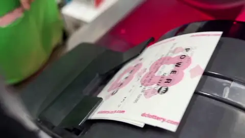 Un boleto de la lotería Poweball Un boleto de la lotería Poweball