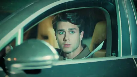 ¡Máxima tensión!: ¡Doruk sufre un grave accidente de coche! ¡Máxima tensión!: ¡Doruk sufre un grave accidente de coche!