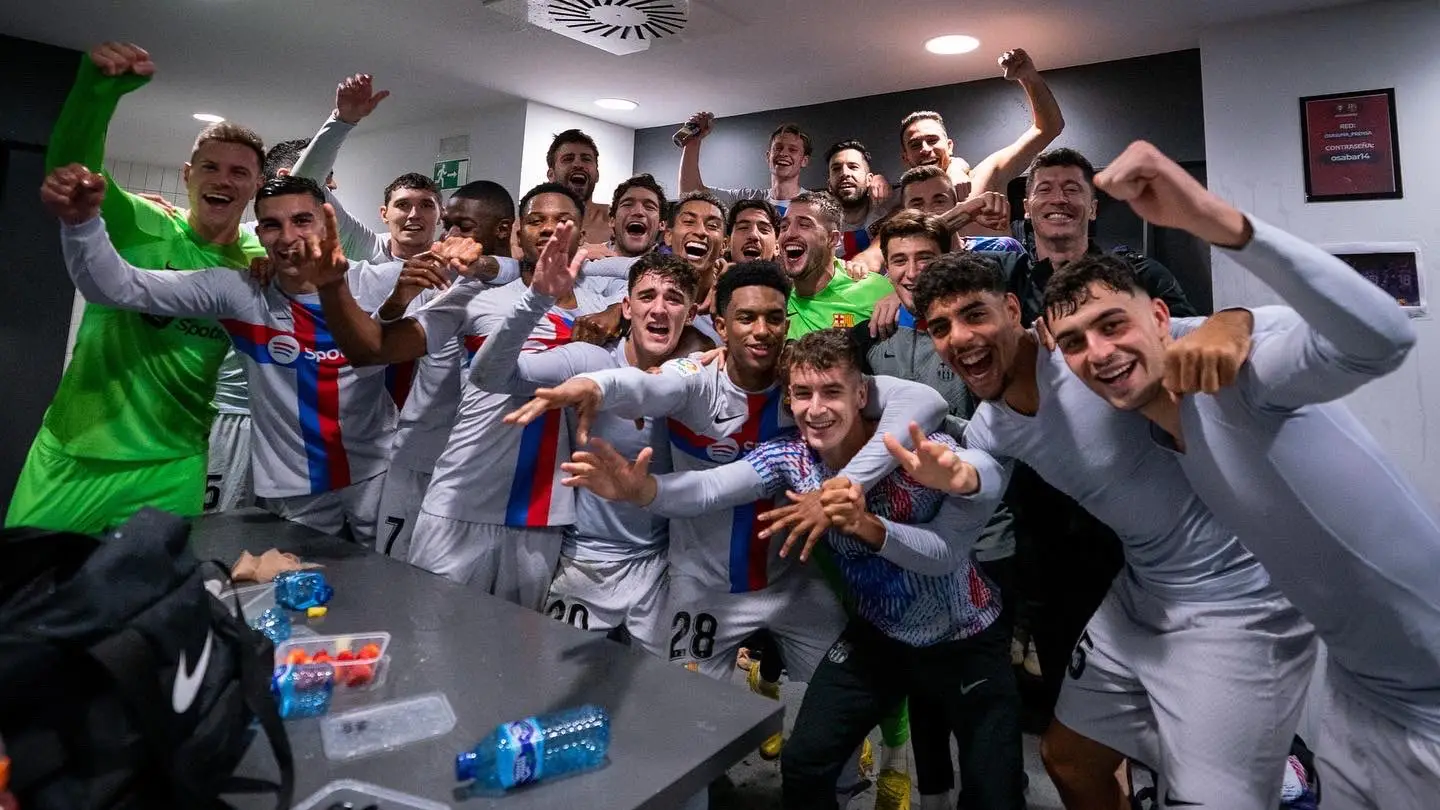 Los jugadores del Barcelona celebra la victoria ante Osasuna en el vestuario de El Sadar
