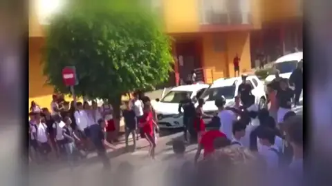 Pelea a puñetazos y patadas a las puertas de un colegio de Tenerife Pelea a puñetazos y patadas a las puertas de un colegio de Tenerife