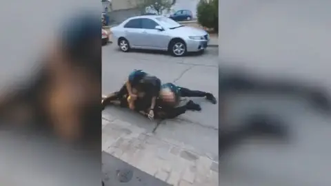 Momento en el que la Guardia Civil reduce a un hombre en Mairena del Aljarafe, en Sevilla Momento en el que la Guardia Civil reduce a un hombre en Mairena del Aljarafe, en Sevilla