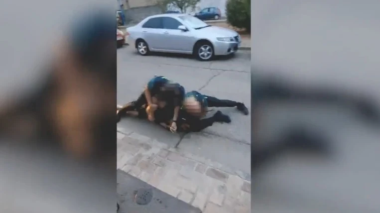 Momento en el que la Guardia Civil reduce a un hombre en Mairena del Aljarafe, en Sevilla Momento en el que la Guardia Civil reduce a un hombre en Mairena del Aljarafe, en Sevilla