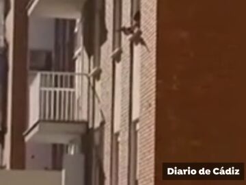 Dispara con una pistola de aire comprimido