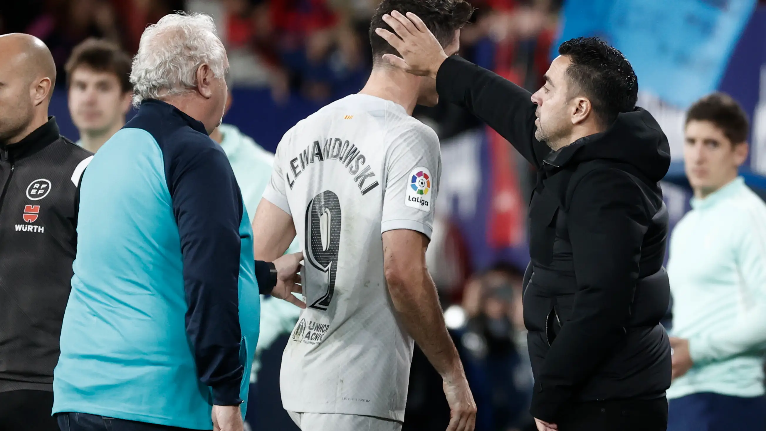 Xavi Hern&aacute;ndez, anima a Lewandowski tras la expulsi&oacute;n del polaco