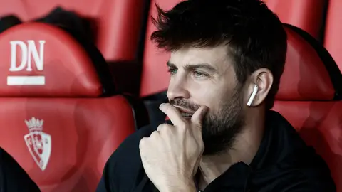 Gerard Piqué, en el banquillo de El Sadar Gerard Piqué, en el banquillo de El Sadar
