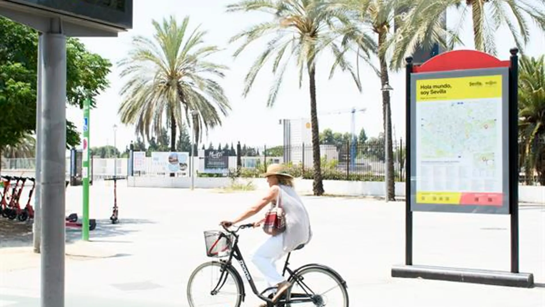 Imagen de una mujer montando en bicicleta a 45 grados