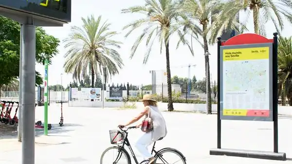 Imagen de una mujer montando en bicicleta a 45 grados