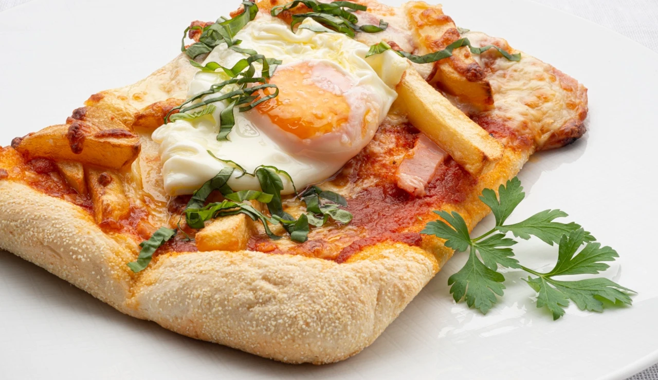 Karlos Arguiñano: receta de pizza casera con jamón, patatas y huevo