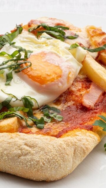 Karlos Argui&ntilde;ano: receta de pizza casera con jam&oacute;n, patatas y huevo