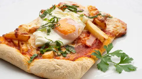 Karlos Arguiñano: receta de pizza casera con jamón, patatas y huevo Karlos Arguiñano: receta de pizza casera con jamón, patatas y huevo