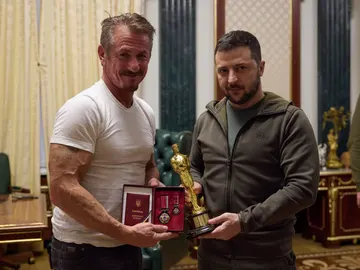 Sean Penn entrega uno de sus premios Oscar a Volodímir Zelenski, presidente de Ucrania Sean Penn entrega uno de sus premios Oscar a Volodímir Zelenski, presidente de Ucrania