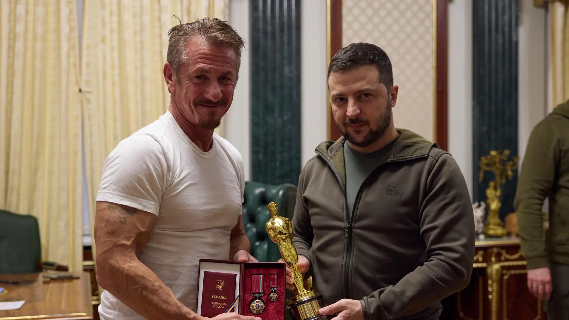 Sean Penn entrega uno de sus premios Oscar a Volodímir Zelenski, presidente de Ucrania