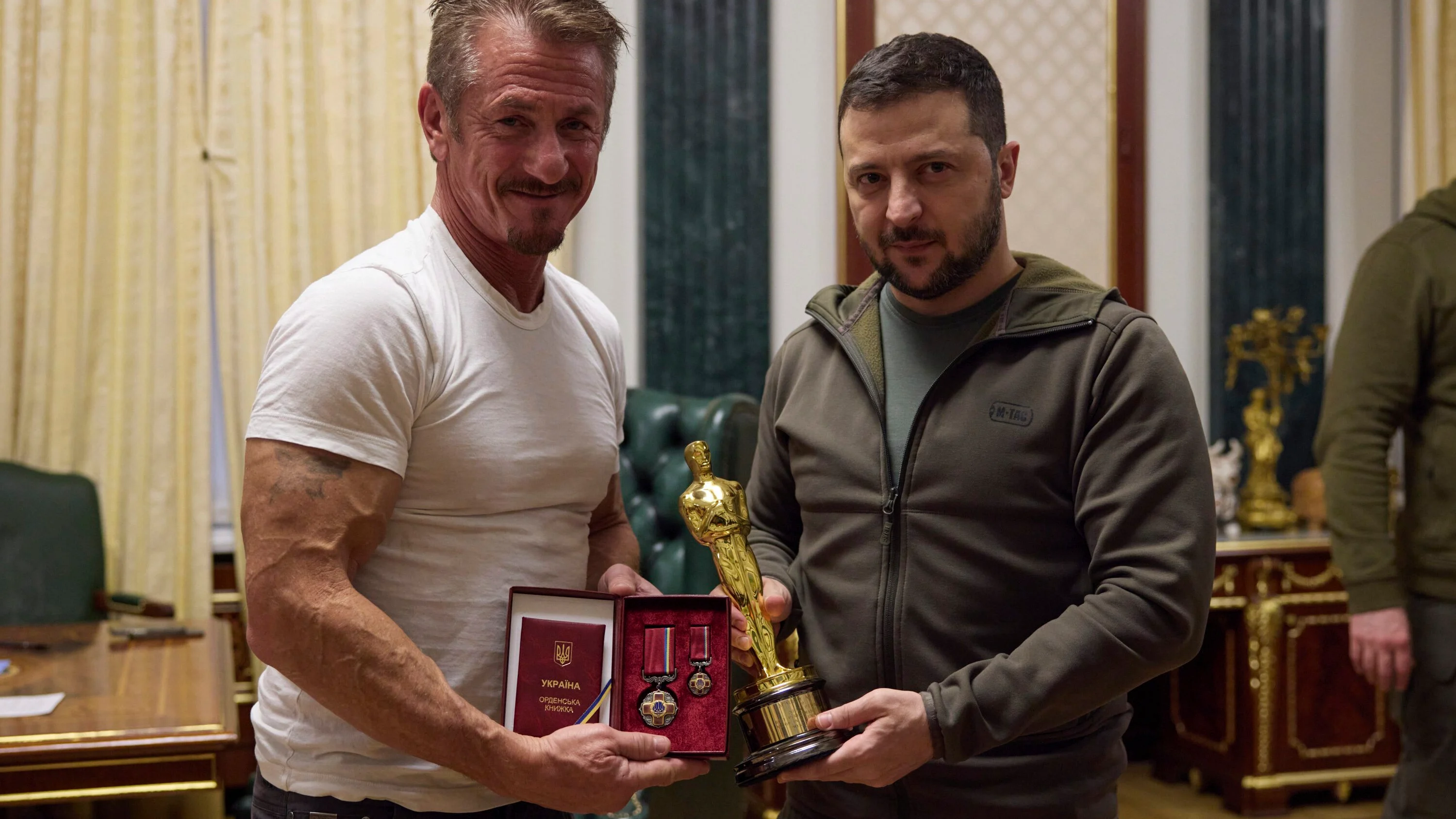 Sean Penn entrega uno de sus premios Oscar a Volodímir Zelenski, presidente de Ucrania Sean Penn entrega uno de sus premios Oscar a Volodímir Zelenski, presidente de Ucrania