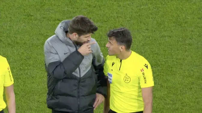 Gerard Piqué se dirige a Gil Manzano sobre el césped de El Sadar Gerard Piqué se dirige a Gil Manzano sobre el césped de El Sadar