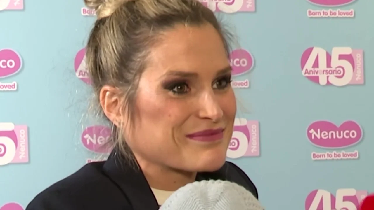 Verdeliss vuelve a visibilizar la lactancia materna dando el pecho a su hija mientras la entrevistan Verdeliss vuelve a visibilizar la lactancia materna dando el pecho a su hija mientras la entrevistan