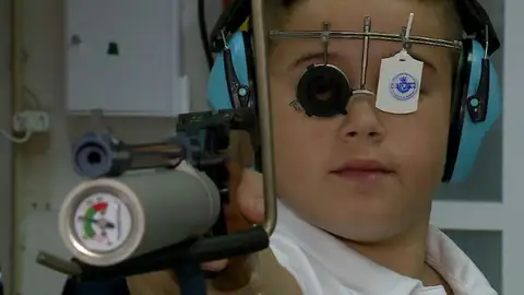 Xabier Morandeira realiza un disparo Xabier Morandeira realiza un disparo