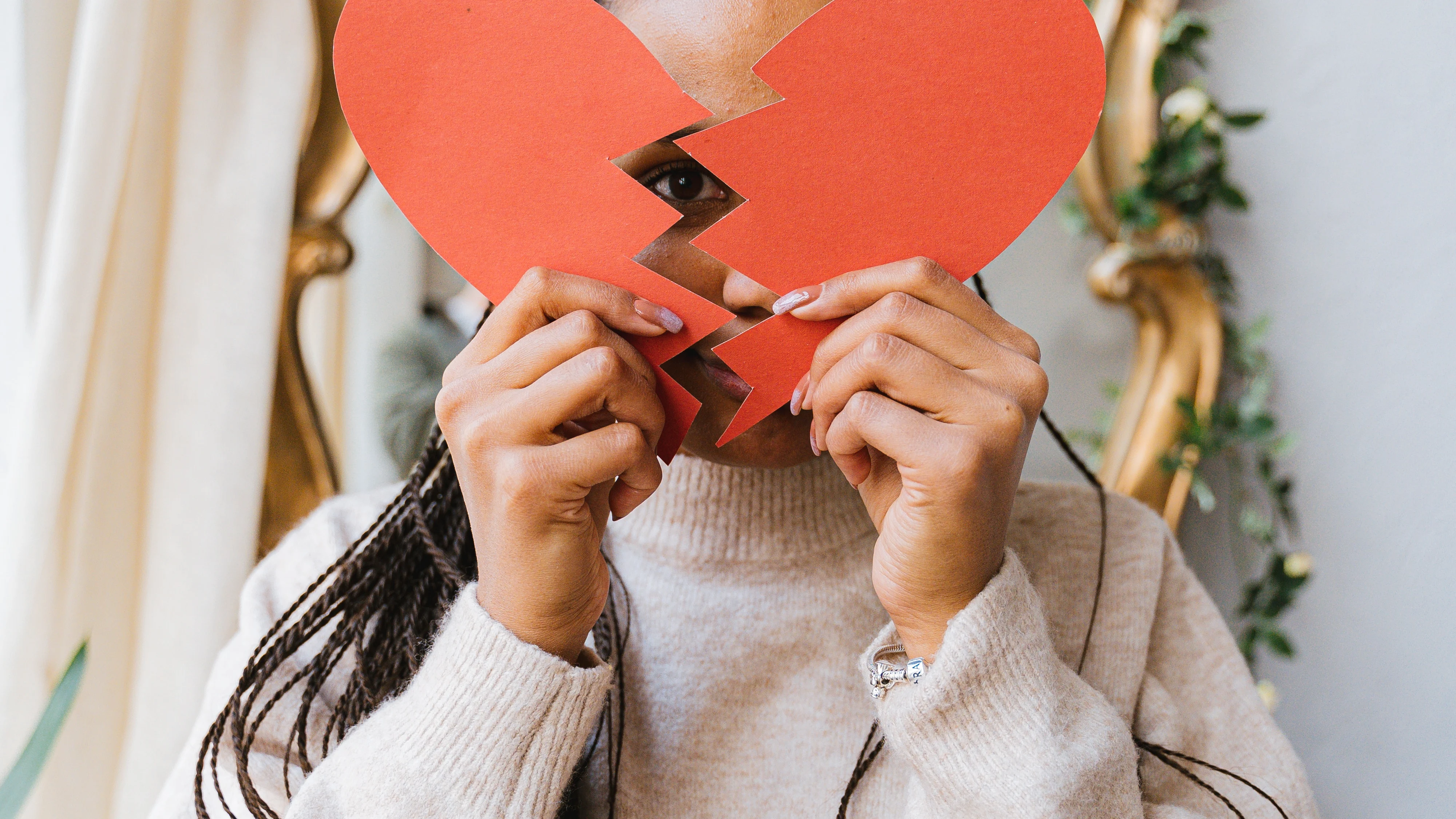 Persona con coraz&oacute;n roto de papel