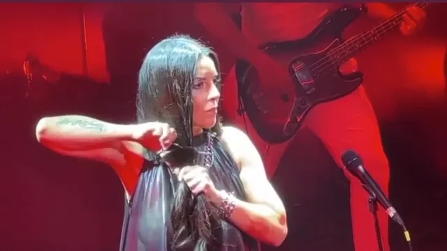 El valiente corte de pelo que se ha hecho Ruth Lorenzo sobre el escenario en señal de protesta El valiente corte de pelo que se ha hecho Ruth Lorenzo sobre el escenario en señal de protesta