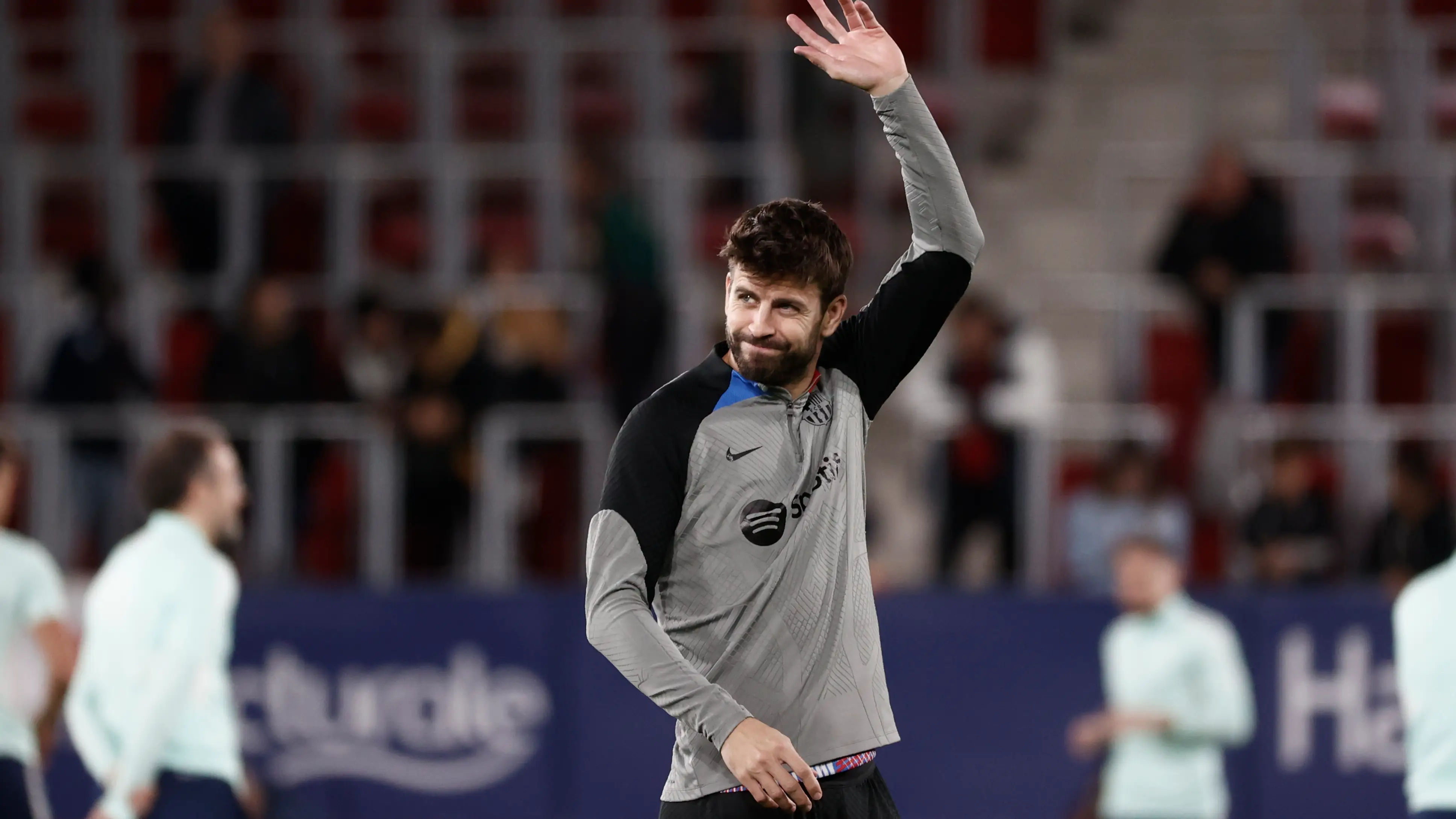 Gerard Piqué saluda en el estadio de El Sadar Gerard Piqué saluda en el estadio de El Sadar
