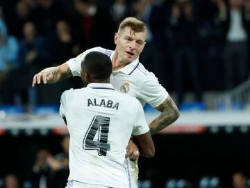 Kroos celebra su golazo junto a Alaba