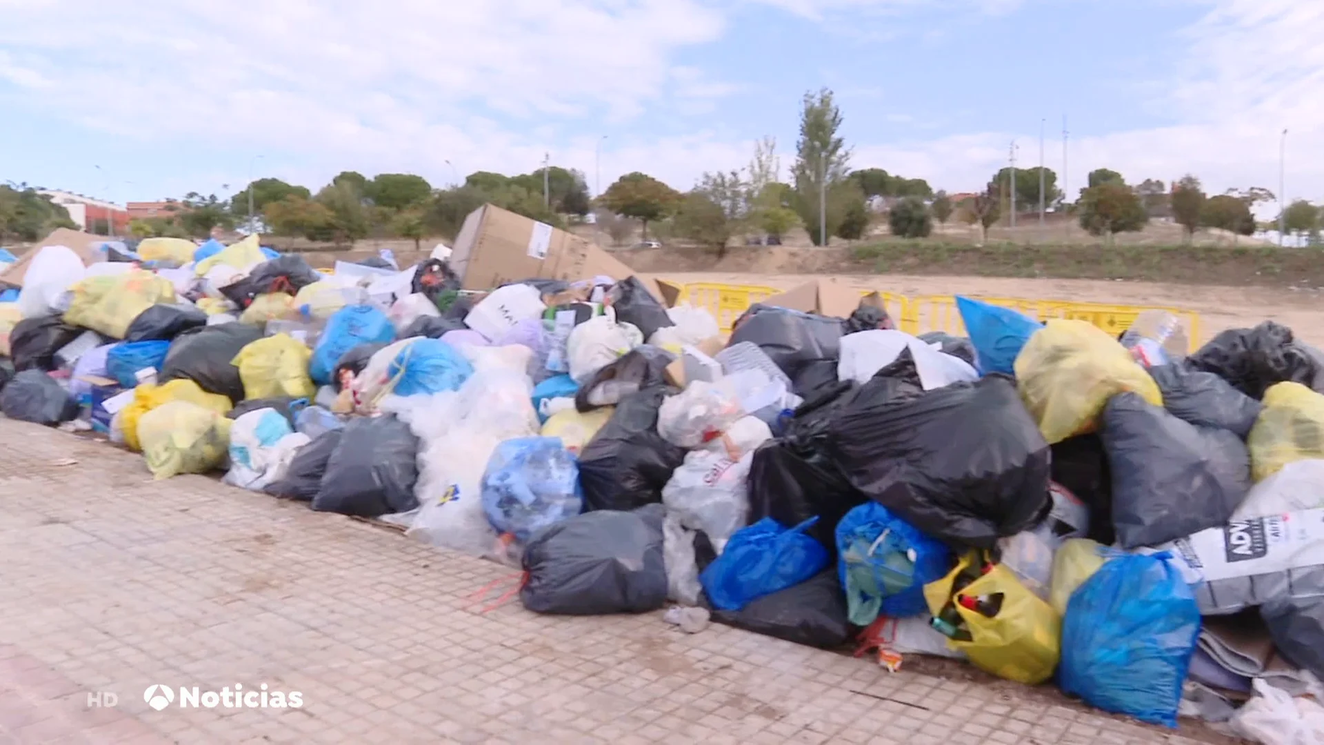 Más de un mes de huelga: la basura se acumula en cinco localidades de Cataluña Más de un mes de huelga: la basura se acumula en cinco localidades de Cataluña