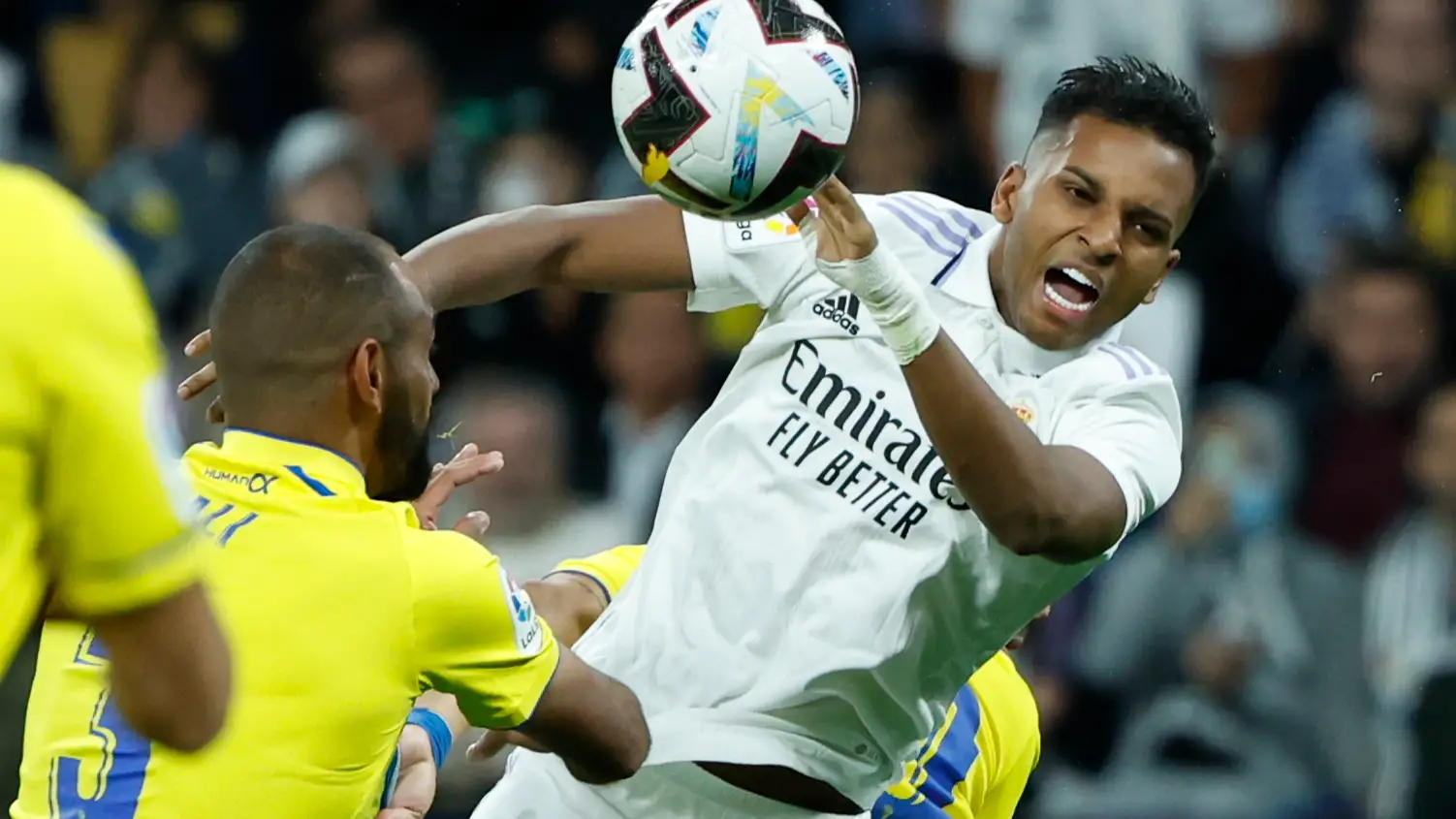 Rodrygo trata de rematar un balón ante Fali Rodrygo trata de rematar un balón ante Fali