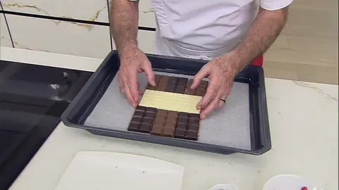 Coloca el chocolate en la bandeja del horno Coloca el chocolate en la bandeja del horno