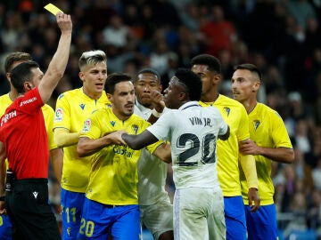 El colegiado Soto Grado muestra tarjeta amarilla al delantero brasileño del Real Madrid, Vinicius Jr.