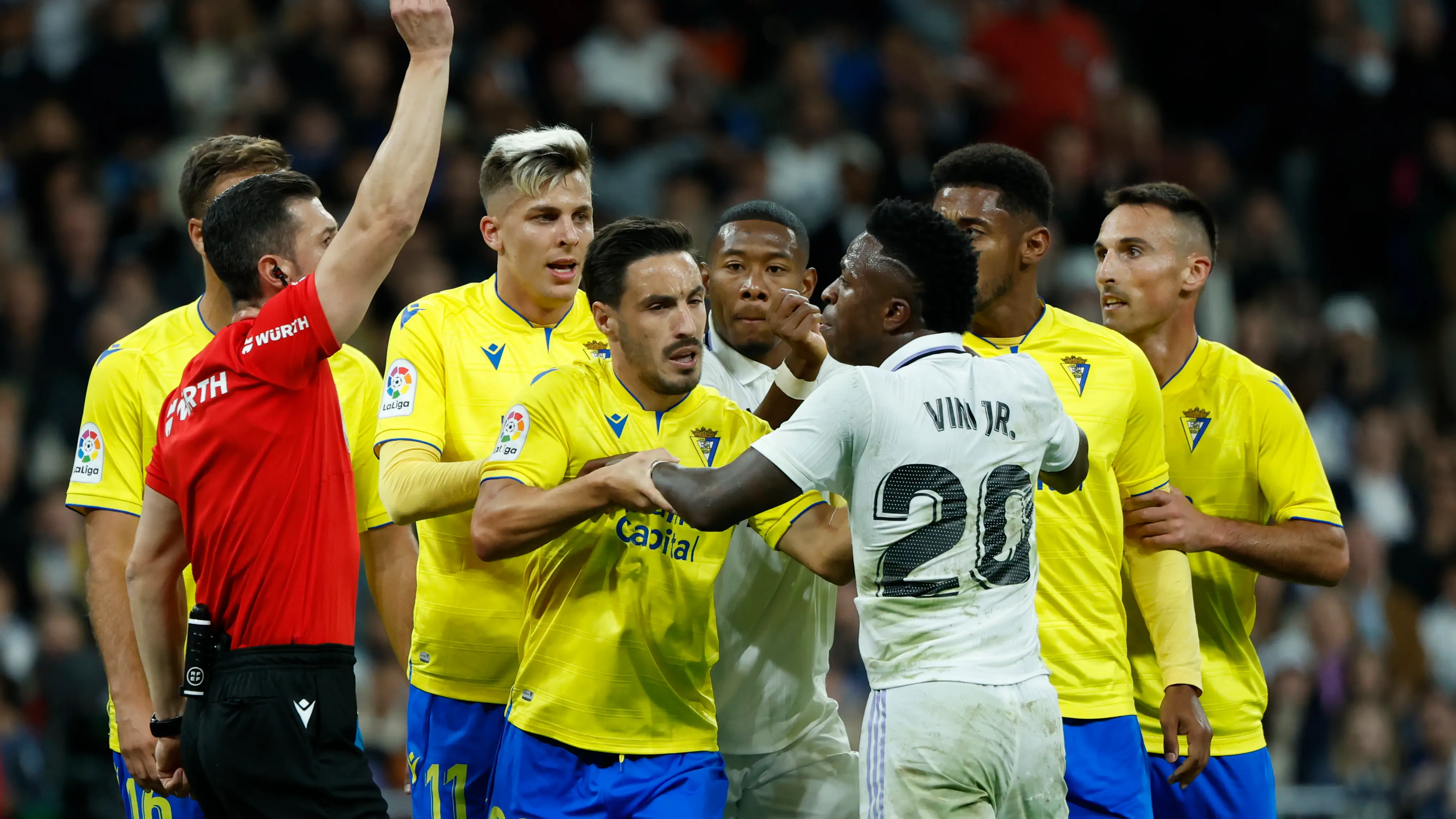 El colegiado Soto Grado muestra tarjeta amarilla al delantero brasileño del Real Madrid, Vinicius Jr. El colegiado Soto Grado muestra tarjeta amarilla al delantero brasileño del Real Madrid, Vinicius Jr.