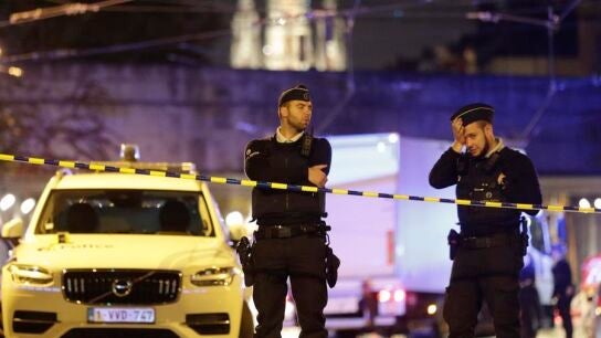 Polic&iacute;as belgas en el lugar donde un agente ha sido asesinato y otro ha resultado herido en Bruselas