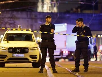 Policías belgas en el lugar donde un agente ha sido asesinato y otro ha resultado herido en Bruselas