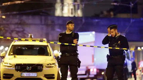 Policías belgas en el lugar donde un agente ha sido asesinato y otro ha resultado herido en Bruselas Policías belgas en el lugar donde un agente ha sido asesinato y otro ha resultado herido en Bruselas