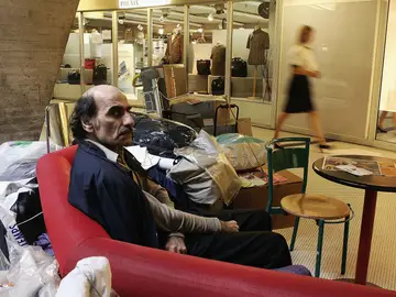 Muere en un aeropuerto el refugiado iraní que inspiró la película 'La Terminal' Muere en un aeropuerto el refugiado iraní que inspiró la película 'La Terminal'