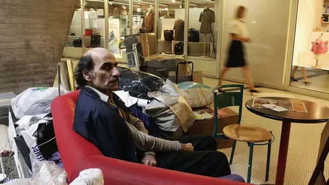 Muere en un aeropuerto el refugiado iraní que inspiró la película 'La Terminal' Muere en un aeropuerto el refugiado iraní que inspiró la película 'La Terminal'