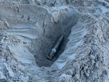 Imagen del artefacto explosivo en la playa de Manacor