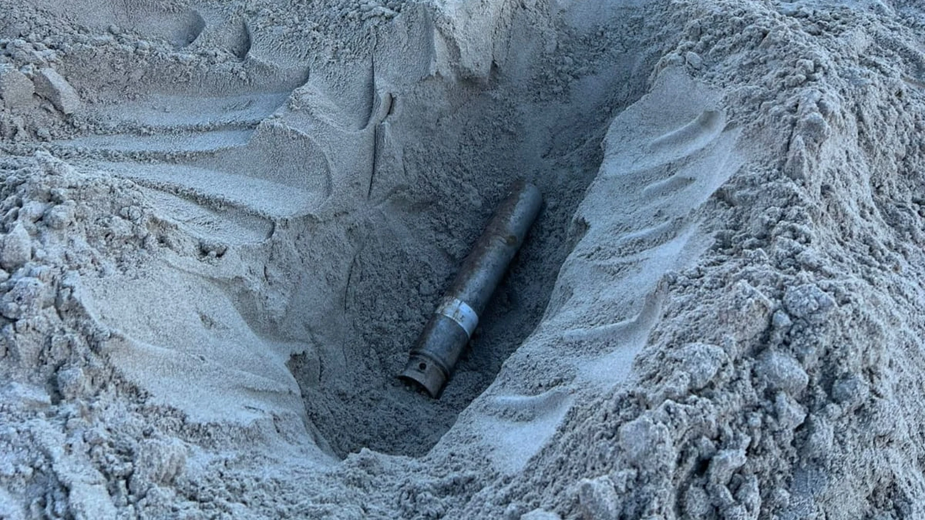 Imagen del artefacto explosivo en la playa de Manacor