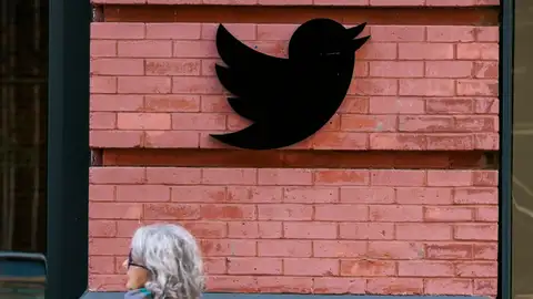 Logo de Twitter en una fachada Logo de Twitter en una fachada