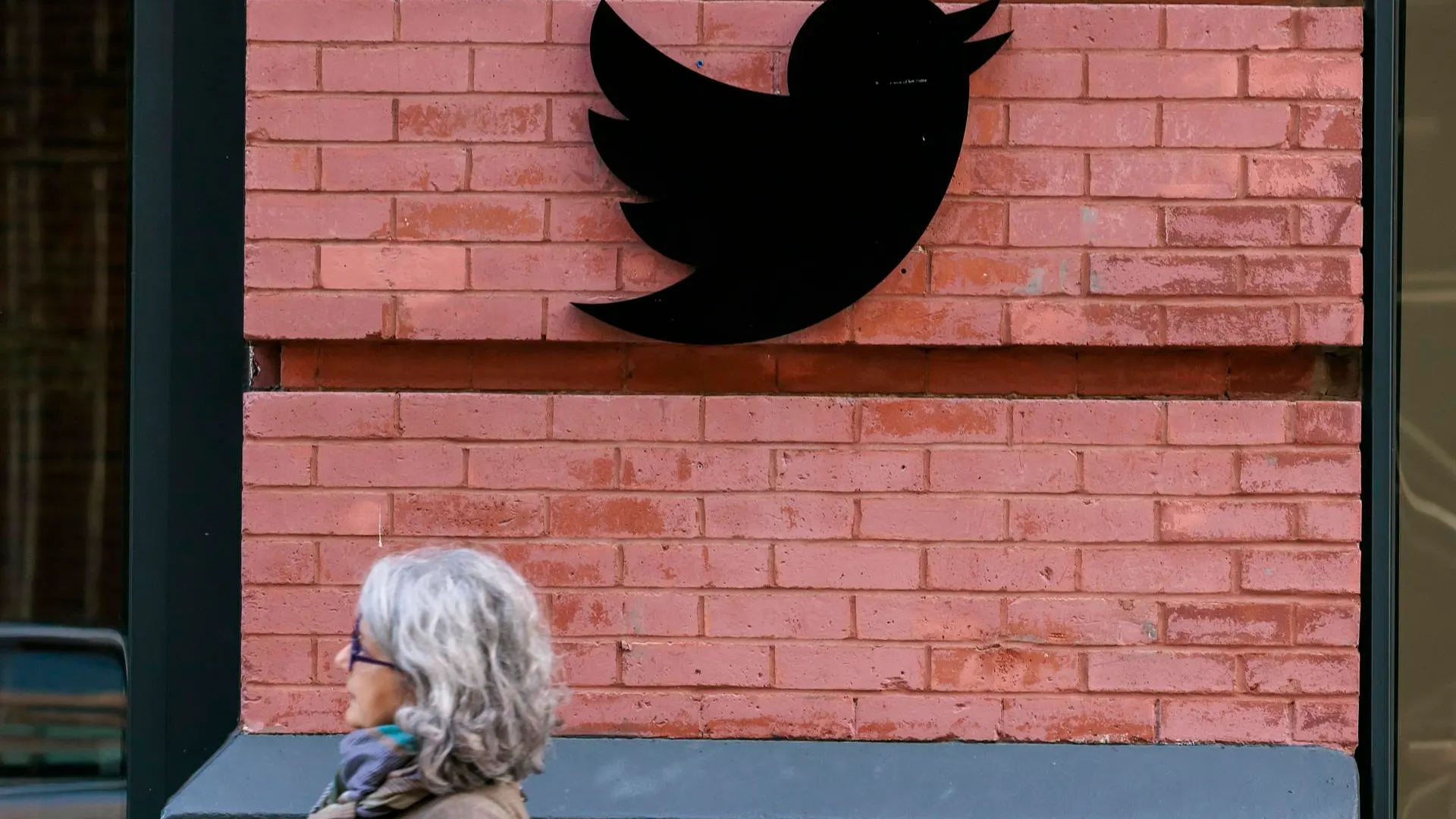 Logo de Twitter en una fachada Logo de Twitter en una fachada