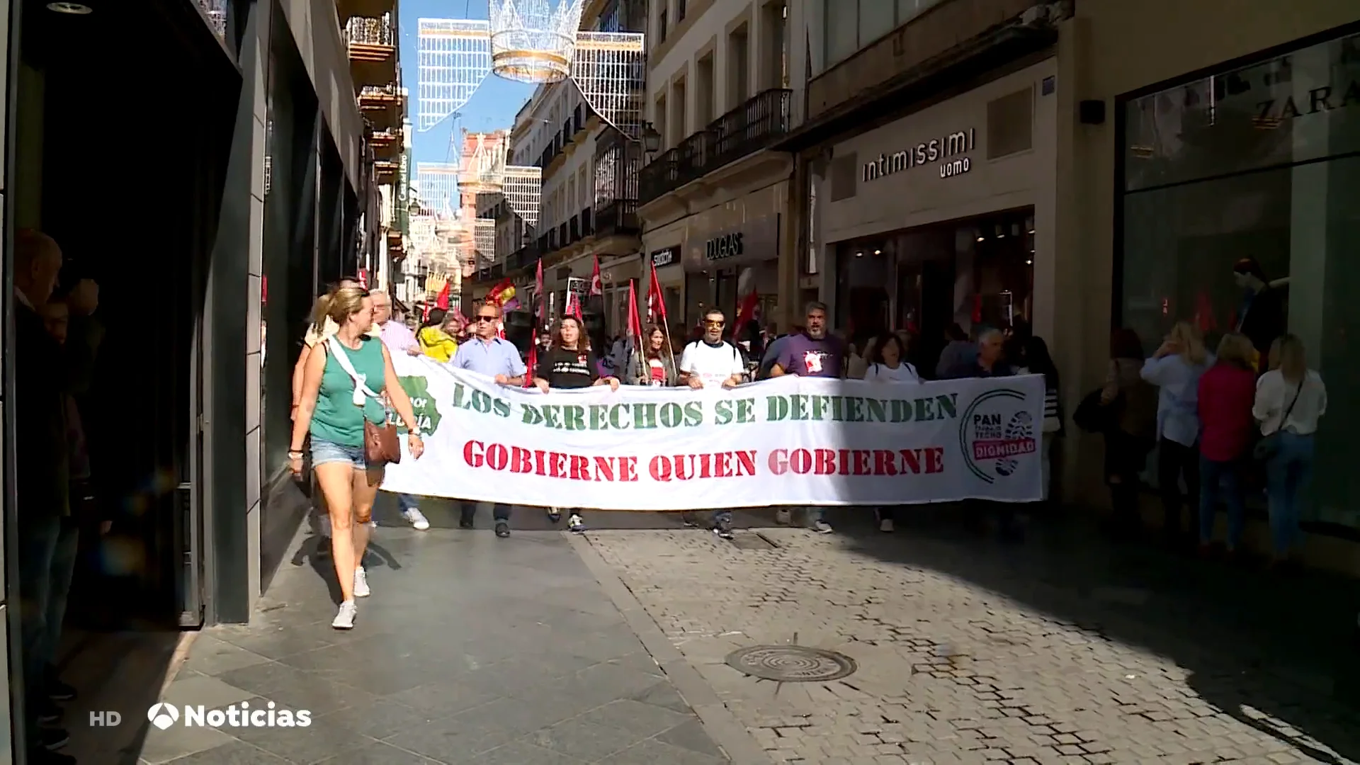 Trabajadores en activo y pensionistas se manifiestan en Sevilla por un salario digno